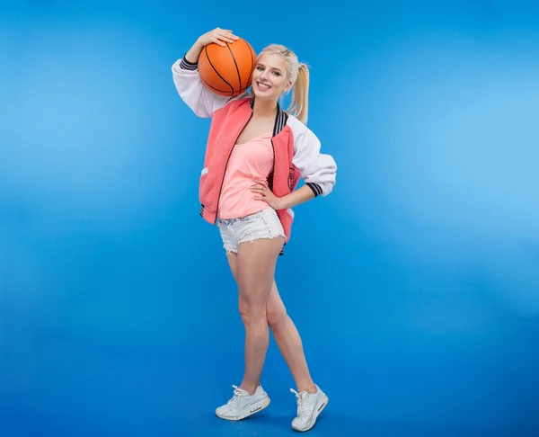微笑女少年抱着篮球球 — 图库照片