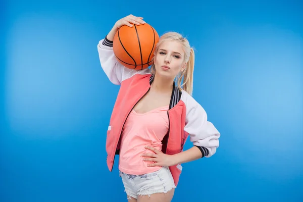 Femme tenant ballon de basket — Photo