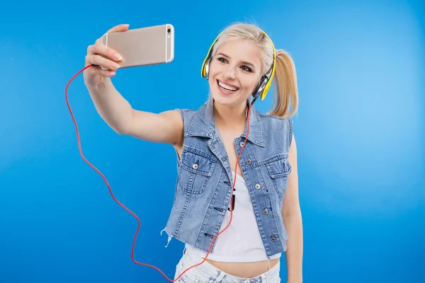 Kvinnliga tonåring gör selfie Foto — Stockfoto