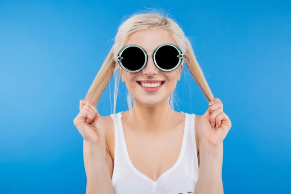 Frau mit Sonnenbrille blickt in Kamera — Stockfoto