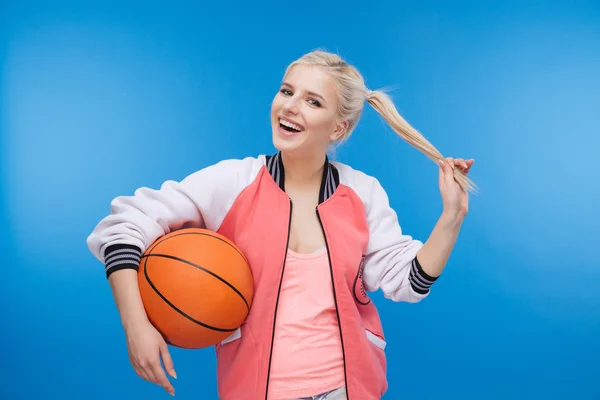 Étudiante joyeuse tenant ballon de basket — Photo