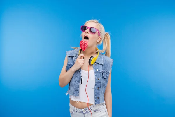 Elegant kvinnlig tonåring slickar lollipop — Stockfoto