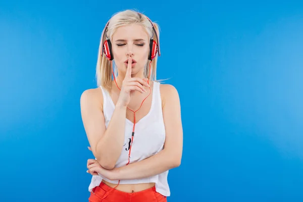 Női tinédzser fejhallgató találat ujjal felső ajkak — Stock Fotó