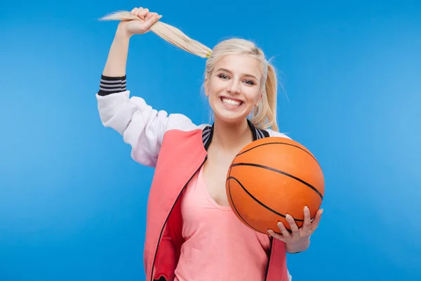 Sorrindo mulher segurando bola de basquete — Fotografia de Stock