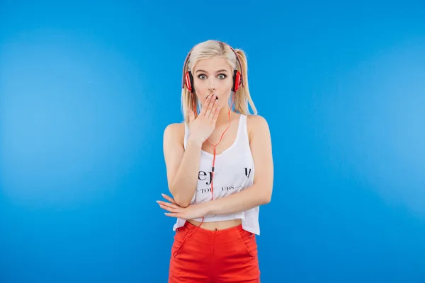 Sorprendida adolescente en auriculares mirando a la cámara — Foto de Stock