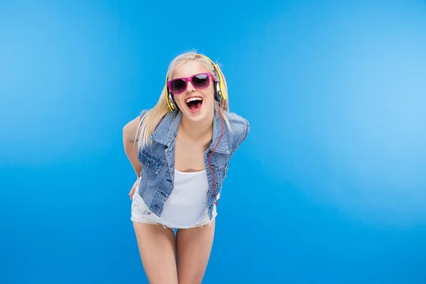 Alegre elegante mujer adolescente — Foto de Stock