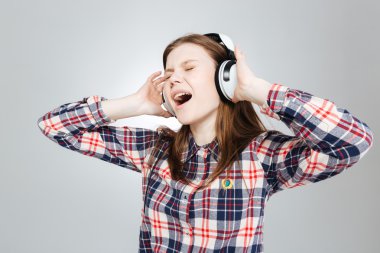 Müzik ve şarkı büyüleyici genç kız 