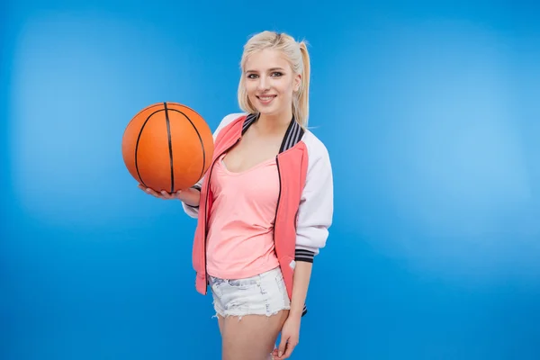 Kobiece kobieta młody nastolatek trzymając piłkę do koszykówki — Zdjęcie stockowe