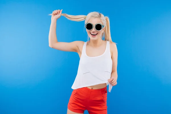 Sourire femme drôle dans les lunettes de soleil — Photo