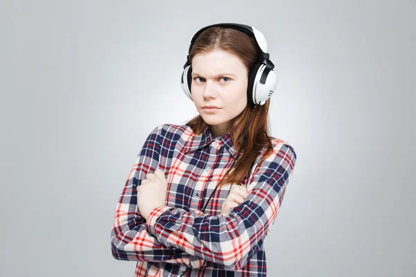 Chica adolescente bastante grave escuchando música en los auriculares —  Fotos de Stock