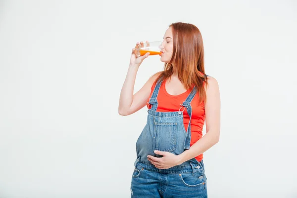 Pregnant woman drinking orange juice — Stock Photo, Image