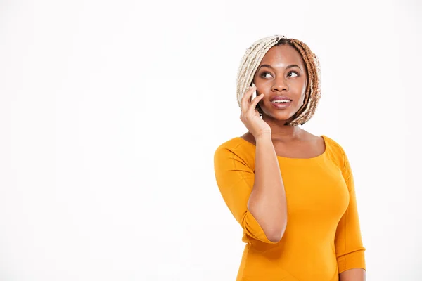 Boldog afrikai-amerikai nő állt, és beszélt a mobiltelefonján — Stock Fotó