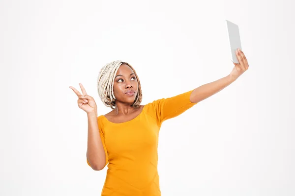 Giocoso donna afroamericana facendo selfie e mostrando segno di vittoria — Foto Stock