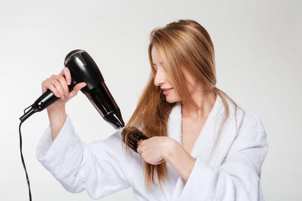 Vrouw haar haren drogen — Stockfoto