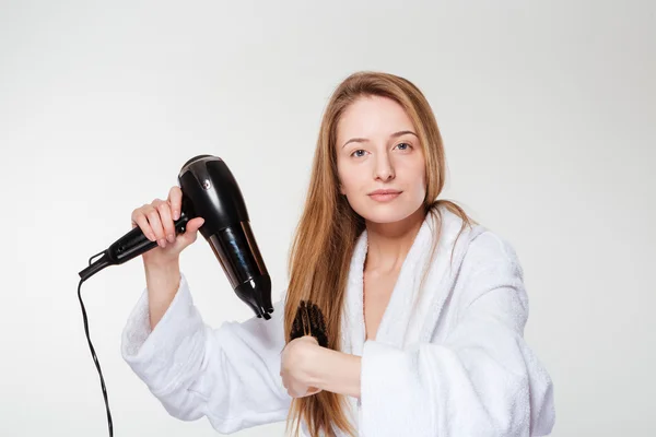 Bella donna asciugandosi i capelli — Foto Stock