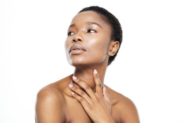 Taze cilt ile genç afro Amerikalı kadın