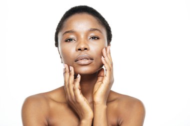 Şirin afro Amerikalı kadın kameraya bakıyor