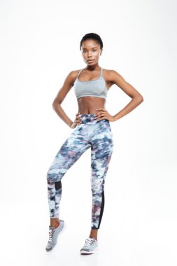 Bir fitness afro amerikan kadının tam uzunlukta portre 