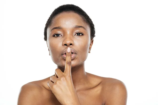 Афро-американка показывает пальцем по губам — стоковое фото