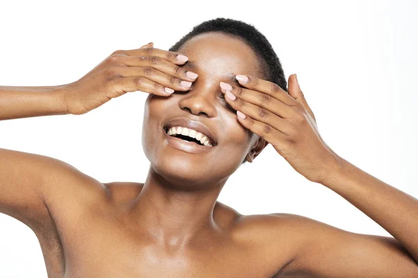 Alegre mujer afroamericana cubriendo sus ojos —  Fotos de Stock