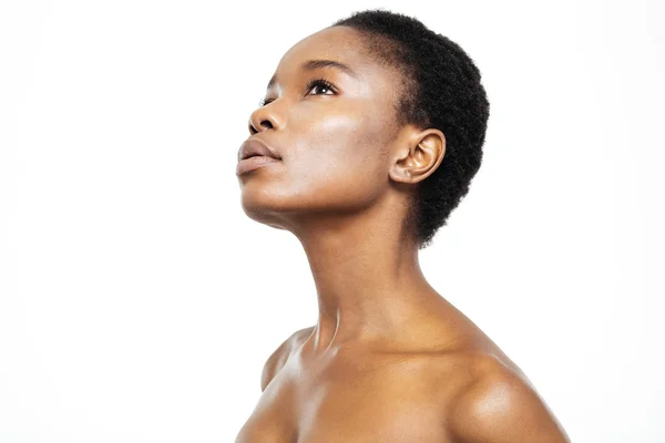 Задумчивая афро-американка смотрит вверх — стоковое фото