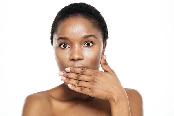 Afro amerikkalainen nainen peittää suunsa kämmenellä — kuvapankkivalokuva