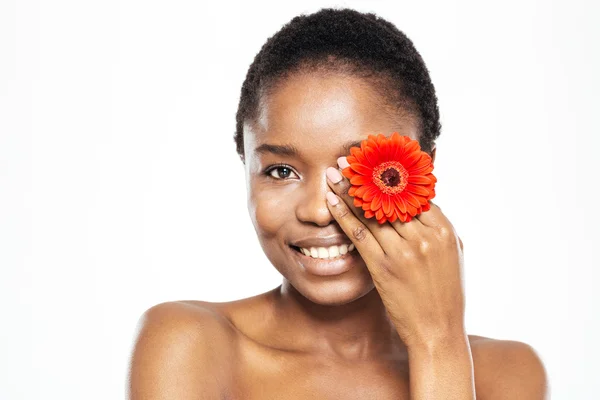 Sorridente donna afro americana in posa con fiore — Foto Stock
