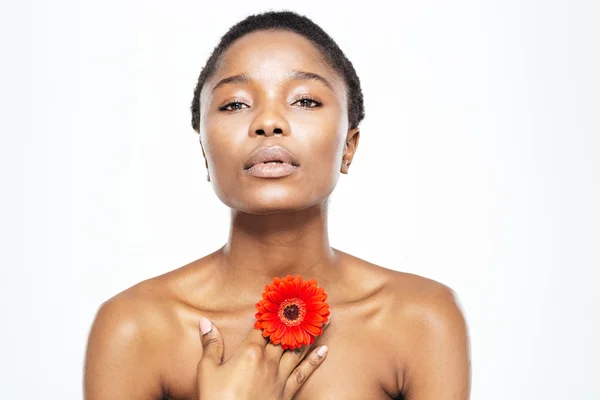 Afro amerikansk kvinna poserar med blomma — Stockfoto