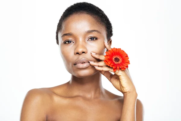 Hermosa mujer afroamericana con flor — Foto de Stock