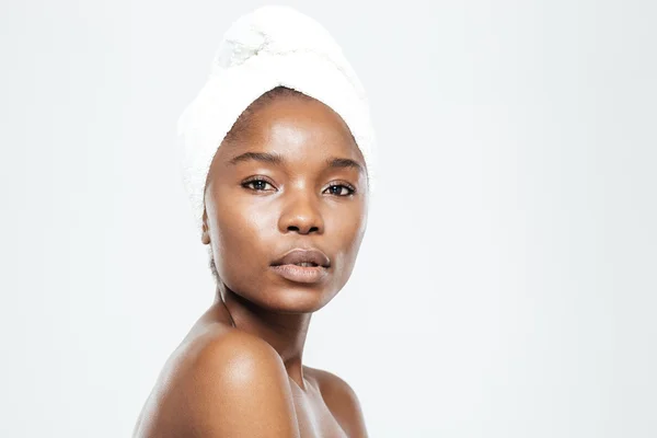 Bella donna afro americana con asciugamano sulla testa — Foto Stock