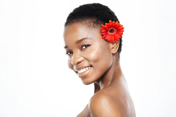 Afro americano donna con fiore guardando la fotocamera — Foto Stock
