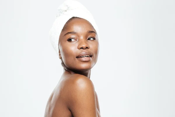 Afro amerikansk kvinna med handduk på huvudet — Stockfoto