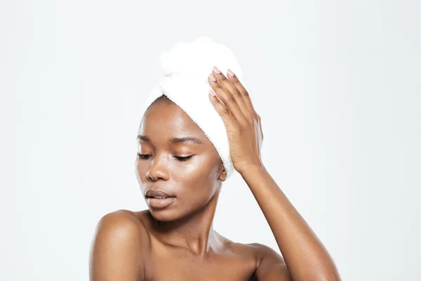 Femme afro-américaine avec serviette sur la tête — Photo