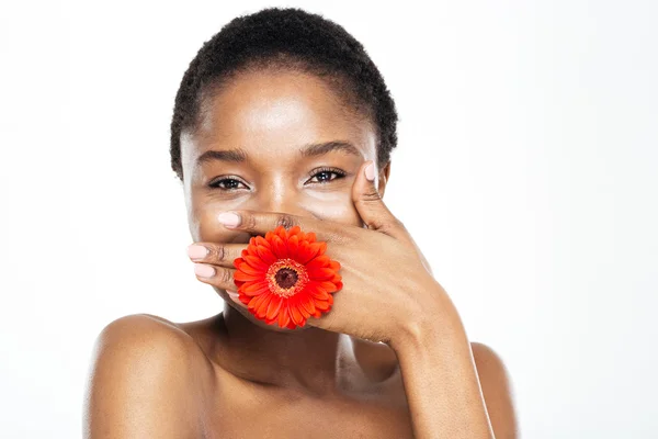 Lachende Afroamerikanerin bedeckt ihren Mund — Stockfoto