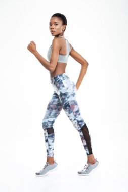 Tam uzunlukta çalıştıran afro Amerikalı kadın portresi