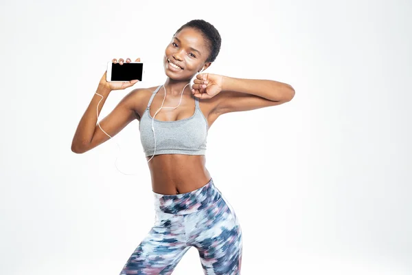Sportswoman hallgat zenét üres képernyő okostelefon és tánc — Stock Fotó