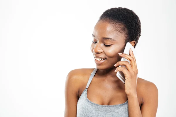 Bonito lindo jovem Africano americano desportista falando no telefone móvel — Fotografia de Stock