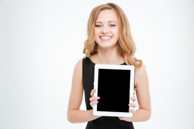 Boş ekran tablet tutan neşeli büyüleyici genç iş kadını 