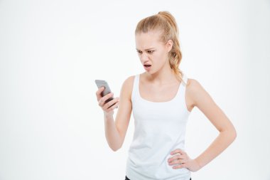 Akıllı telefon kullanan kızgın gündelik kadın