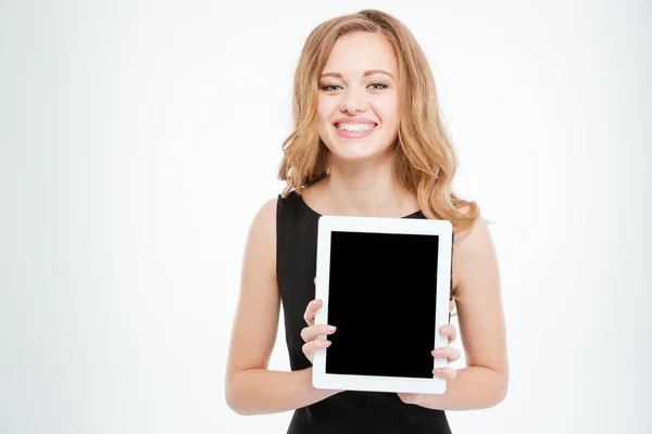 Alegre encantadora mujer de negocios joven sosteniendo la tableta de pantalla en blanco — Foto de Stock