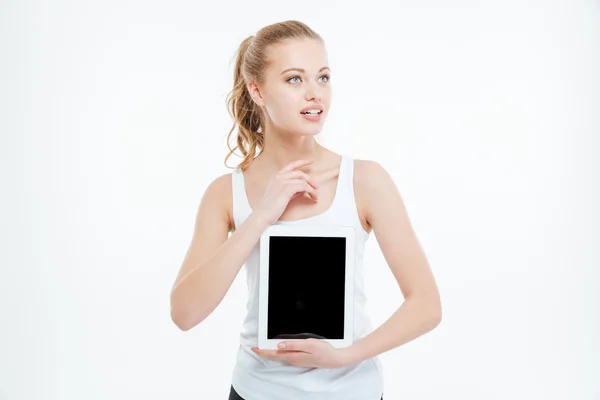 Wanita pensif menampilkan layar komputer tablet kosong — Stok Foto