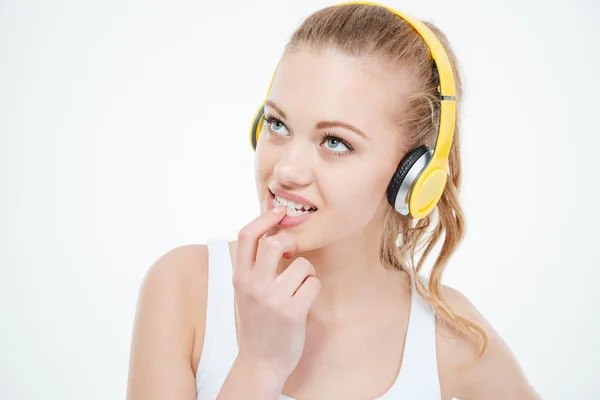 Mujer pensativa mordiendo uñas y escuchando música en auriculares — Foto de Stock