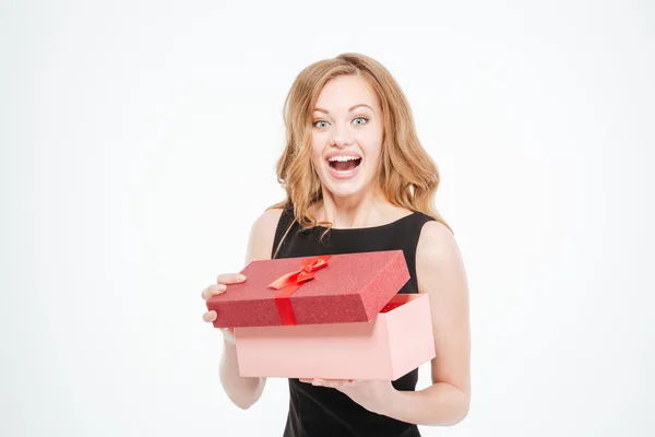 Веселая женщина открывает подарочную коробку — стоковое фото