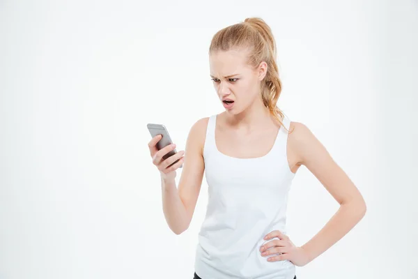 Boze casual vrouw met behulp van smartphone — Stockfoto