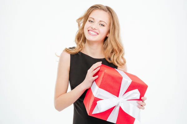 Πορτρέτο του χαρούμενο όμορφη νεαρή γυναίκα που κρατά ένα δώρο — Φωτογραφία Αρχείου