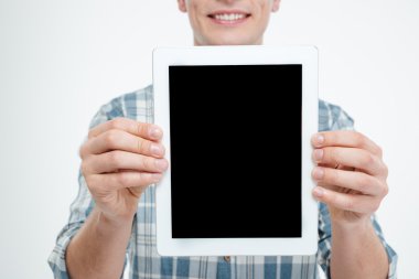 Neşeli çekici genç adam tarafından holded boş ekran tablet 