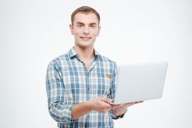 Mutlu çekici genç adam dizüstü holding 