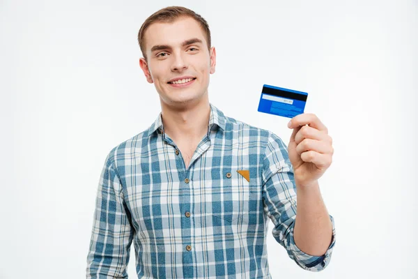 Jovem bonito feliz mostrando cartão de crédito — Fotografia de Stock