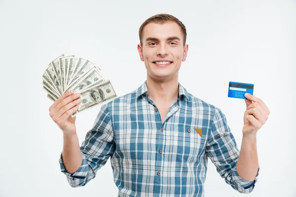 Ler attraktiv ung man innehar kontanter och kreditkort — Stockfoto