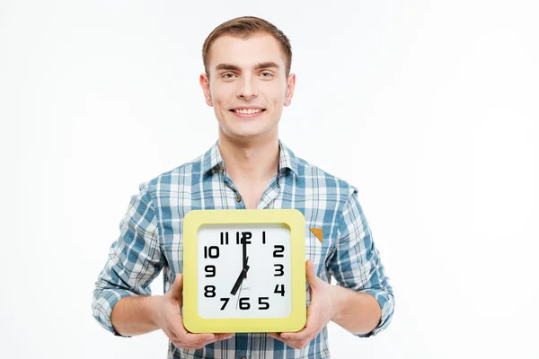 Portrait de heureux jeune homme attrayant avec une grande horloge — Photo